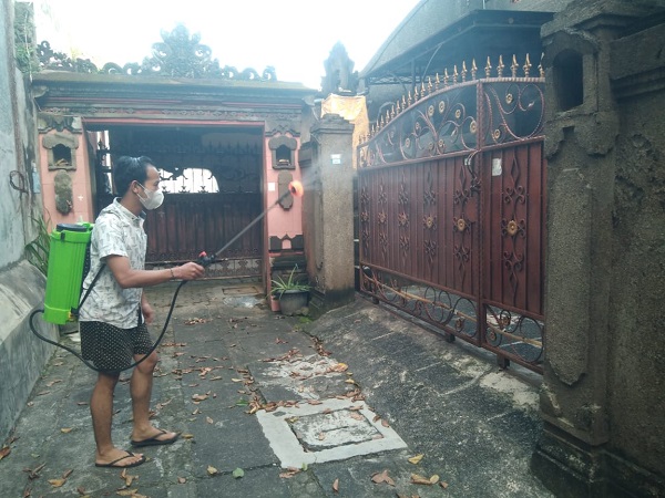 Cegah Penularan Covid 19 Desa Dauh Puri Kaja Lakukan Penyemprotan Disinfektan