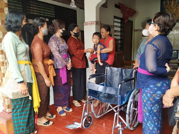 Kunjungi Lansia dan Disabilitas Ny. Antari Jaya Negara Serahkan Kursi Roda Dan Perlengkapan Prokes 