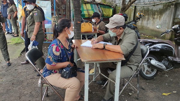 Tim Yustisi Denpasar Jaring 25 Orang Pelanggar Prokes di Jalan Wibisana Barat