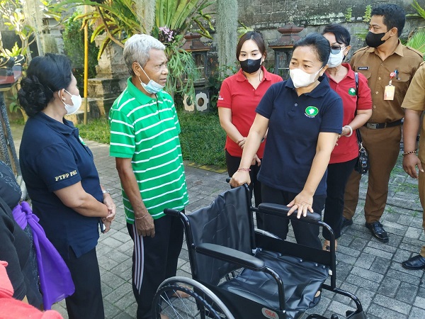 Serangkaian Bulan Bung Karno, Ny. Antari Jaya Negara Serahkan Bantuan Kursi Roda