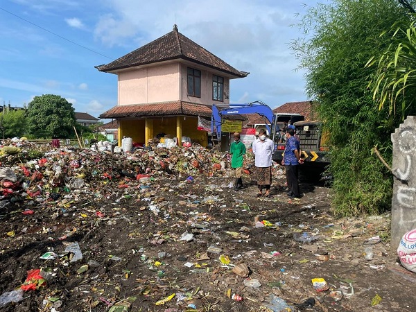 Sekda Alit Wiradana Pantau Penanganan Sampah Pasca Hari Suci Galungan