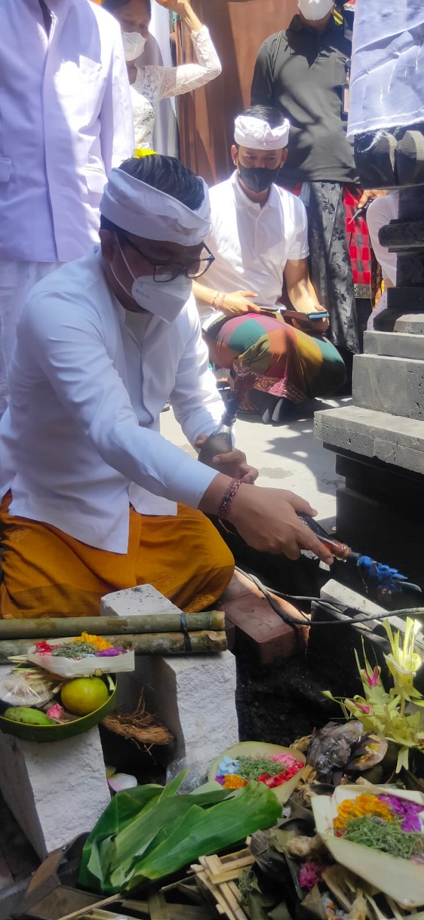 Wawali Arya Wibawa Hadiri Upacara Melaspas Tembok Penyengker, Apit Surang dan Pujawali Pura Parahyangan Banjar Adat Sari Buana