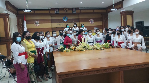 Ny. Sagung Antari Jaya Negara Buka Pelatihan Membuat Banten Otonan