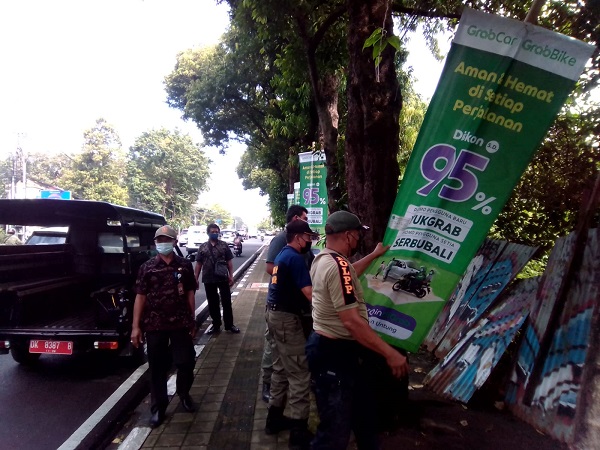 Bikin Semrawut, Satpol PP Denpasar Tertibkan Spanduk, Baliho, Banner Yang Kadaluarsa.