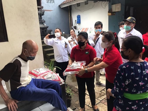 Ny. Antari Jaya Negara Distribusikan Bantuan Beras Kepada Lansia Kurang Mampu