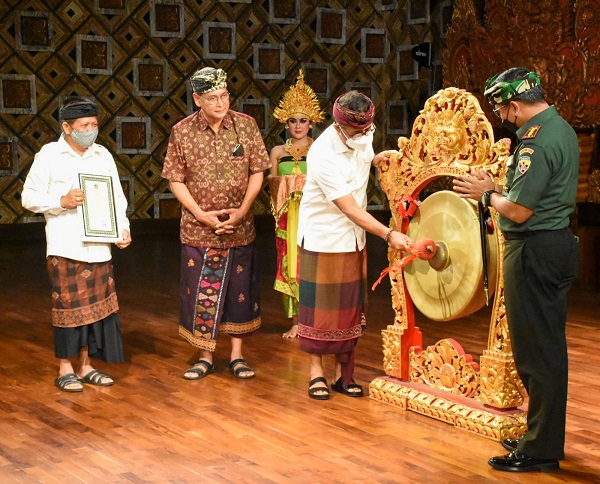 Walikota Jaya Negara Buka Festival Nyurat Aksara Bali Yayasan Dwijendra
