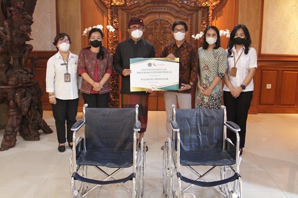 Walikota Jaya Negara Terima Bantuan Kursi Roda dari PT. BPR Lestari