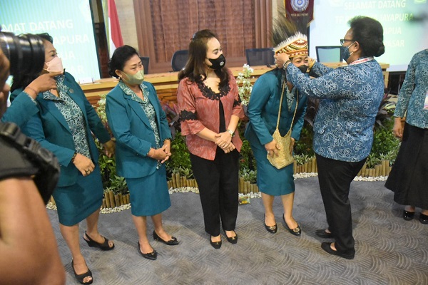 Ny. Antari Jaya Negara Terima Kunjungan TP PKK Kota Jayapura Bahas Program TP PKK Hingga Budaya
