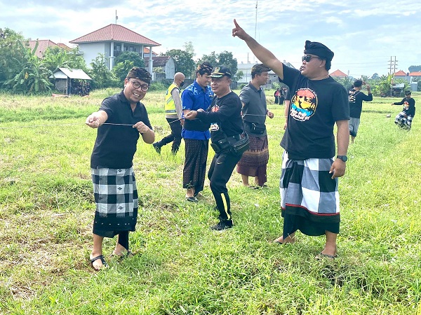 Tarikan Layangan Wawali Arya Wibawa Buka Kusuma Praja Kite Festival.
