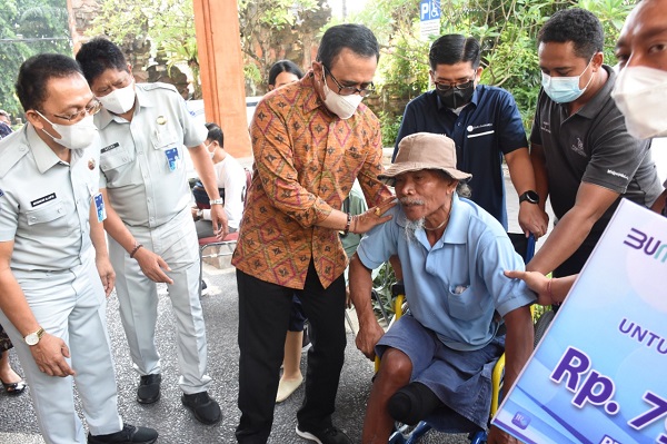 Jaya Negara Serahkan Bantuan Kursi Roda dan Kaki Palsu Bagi Disabilitas dan Korban Kecelakaan, Dari PT. Jasa Raharja.