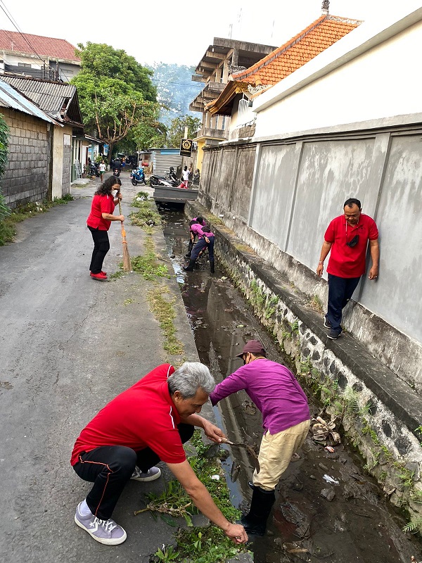 Peringati Bulan Bung Karno 2022, Desa Dangin Puri Klod Gelar Aksi Jumat Bersih Sungai