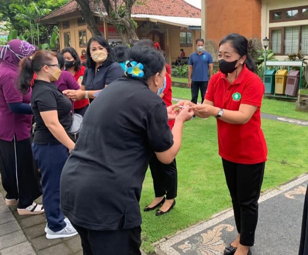 Ny. Sagung Antari Jaya Negara Serahkan Bantuan Voucher Belanja Kepada Kader PKK Se Kota Denpasar