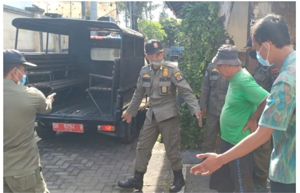 Sat Pol PP Tertibkan Orang Linglung di Wilayah Kelurahan Sumerta