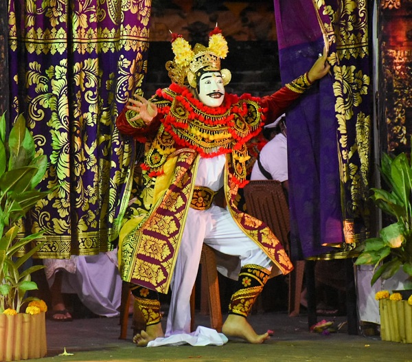 Walikota Jaya Negara Ngayah Nopeng Serangkaian Penyineban Pujawali di Pura Mutering Jagat Dalem Sidakarya