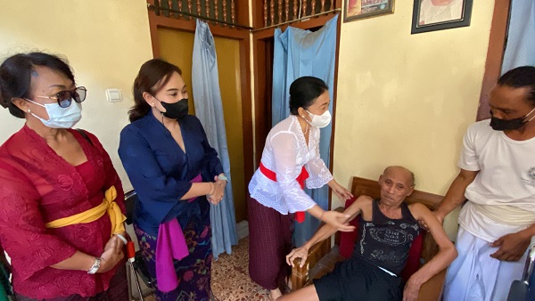 Warga Lansia Sambut Haru Ny. Antari Jaya Negara Saat Serahkan Bantuan Kursi Roda di Denpasar Selatan.
