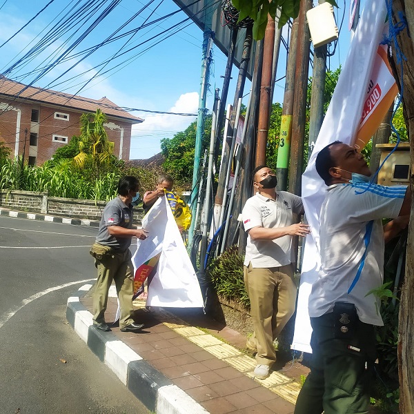 Lagi, Satpol PP DenpasarTertibkan Banner, Spanduk, dan Pamflet Kadaluwarsa