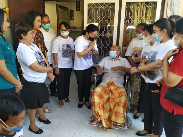 Rangkaian Bulan Bung Karno Ny. Antari Jaya Negara Berbagi Kasih Dengan Lansia Dan Serahkan Bantuan Kursi Roda