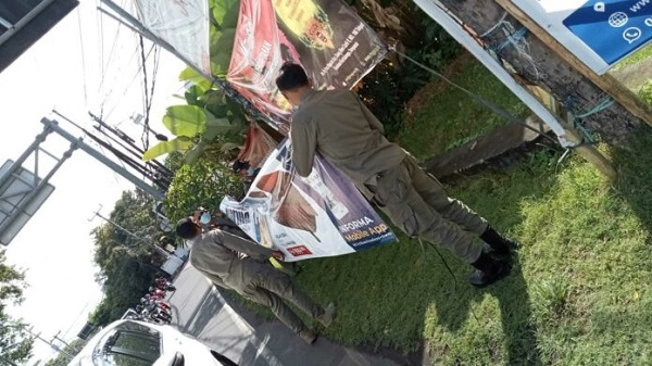 Jaga Keindahan dan Kebersihan Kota, Sat Pol PP Denpasar Tertibkan Spanduk dan Banner Kadaluwarsa