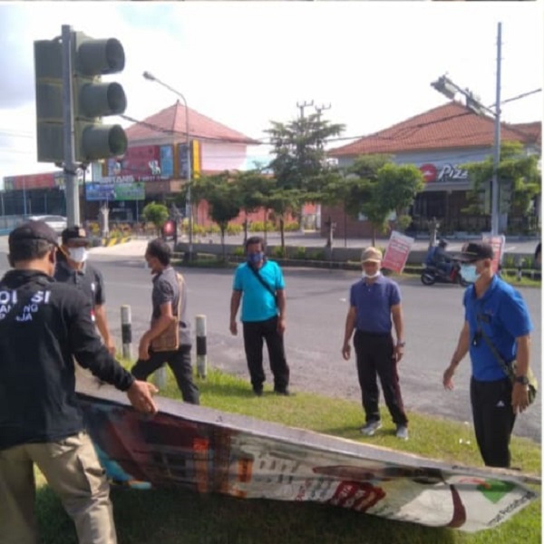 Rusak Wajah Kota, Satpol PP Denpasar Turunkan Puluhan Spanduk dan Banner