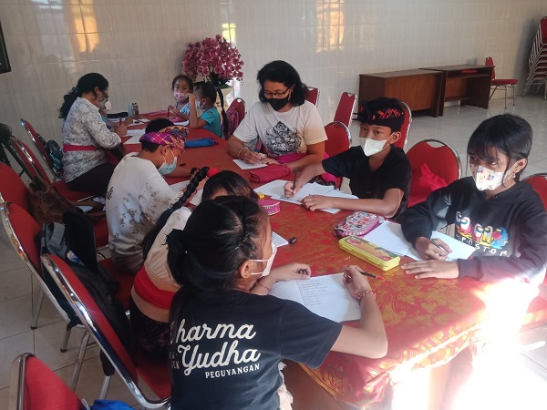 Kelurahan Peguyangan Gelar Pelatihan Nyurat Aksara Bali