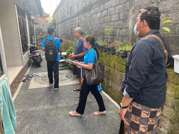 Cegah DBD Merebak, Kelurahan Padangsambian Intensifkan PSN Di Rumah Warga dan Tanah Kosong.