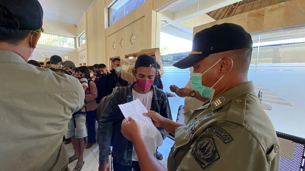 Pasca Lebaran, Tim Gabungan Pemkot Denpasar Gelar Sidak Adminduk di Pelabuhan Benoa