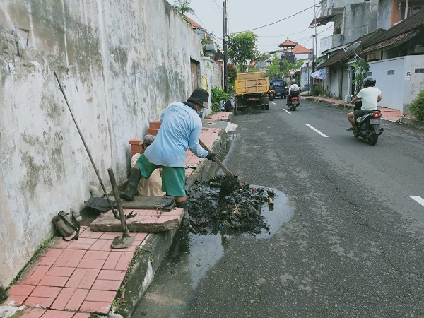 Antisipasi Sedimentasi dan Cegah Banjir, PUPR Denpasar Gencarkan Pembersihan Saluran Air