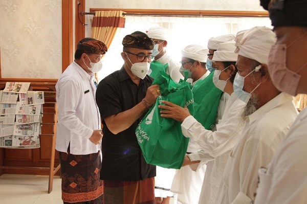 Pemkot Denpasar Serahkan Bantuan Sembako dan Prasana Prokes Kepada Pemangku Pura Amongan Denpasar