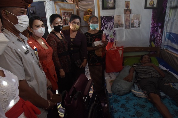 Ny. Antari Jaya Negara Serahkan Bantuan Kursi Roda Dan Perengkapan Prokes