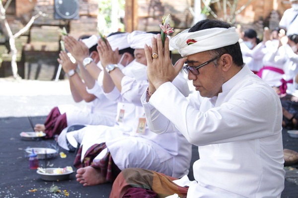 Jaya Negara Ngaturang Bhakti Piodalan Pura Lokanatha Lumintang Denpasar