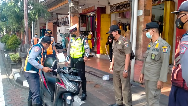 Urai Kepadatan Lalin di Jalan Gajah Mada, Tim Penertiban Dishub Denpasar Lakukan Sidak Parkir Jalan dan Trotoar