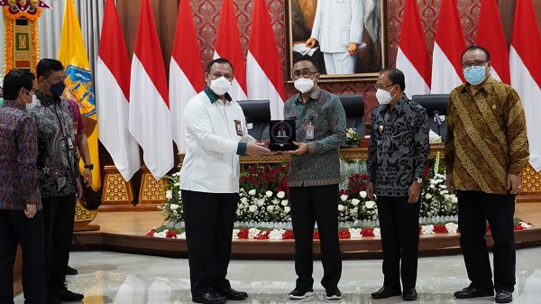 Walikota Jaya Negara Terima Penghargaan Dari KPK RI. MCP Denpasar Raih Peringkat 2 Nasional Level Pemerintah Kota