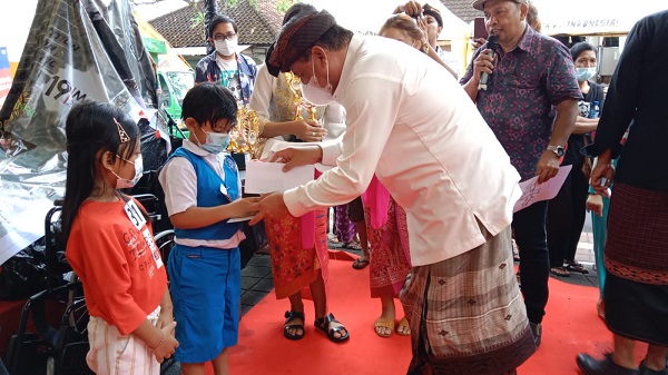 Sekda Alit Wiradana Hadiri Pelaksanaan HUT Ke-67 Tahun STT. Dharma Ywana Banjar Anggarkasih Sanur