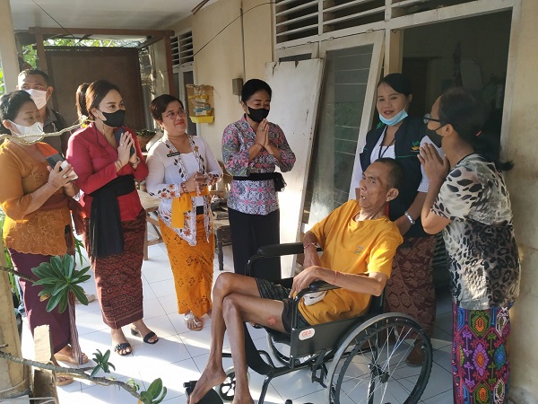 Alami Kelumpuhan Karena Stroke, Ny. Antari Jaya Negara Bantu Mahendra Kursi Roda.