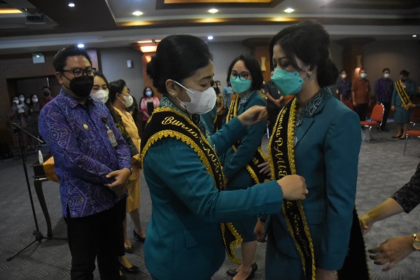 Ny. Sagung Antari Jaya Negara Lantik Ketua TP PKK Kecamatan dan Kelurahan di Denpasar