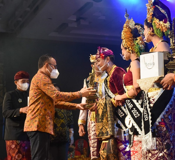 Ngurah Nararya dan Paramitha Wulandari Terpilih Sebagai Teruna Teruni Denpasar Tahun 2022