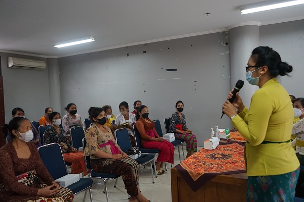 WHDI Kota Denpasar Serahkan Bantuan Alat Prokes Ke Pedagang Canang di Pasar Badung