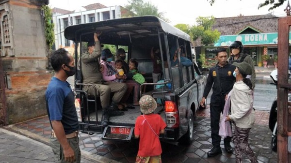 Ganggu Pengendara Lalu Lintas, Satpol PP Denpasar Tertibkan 15 Gepeng.