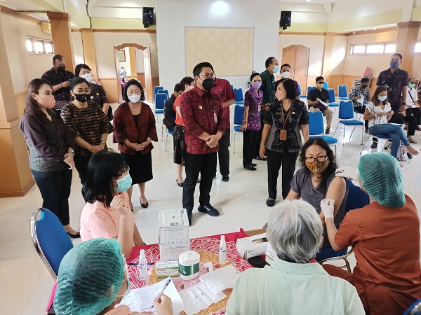 Gencarkan Cakupan Vaksinasi, Wawali Arya Wibawa Tinjau Vaksinasi Booster Kepada Penyandang Disabilitas.