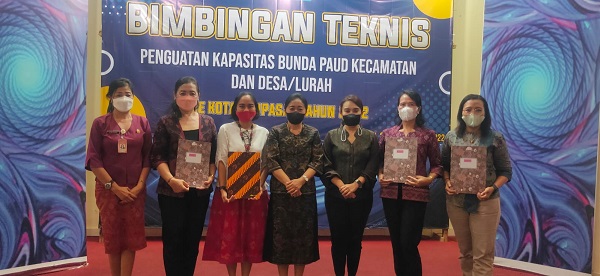 Ny. Sagung Antari Jaya Negara Tutup Bimtek Penguatan Kapasitas Bunda Paud