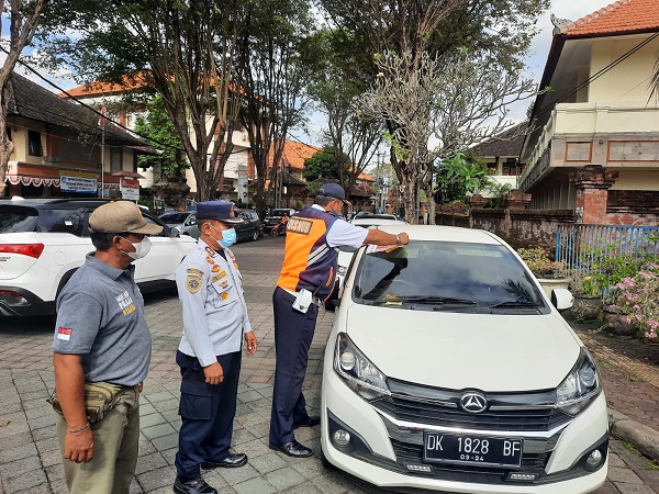 Parkir Sembarangan, Dishub Denpasar Pasangi Stiker Kendaraan Yang Melanggar.