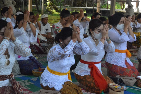 Jalin Silaturahmi, Istri Forum Sekda se Bali Laksanakan Persembahyangan Bersama di Pura Sakenan