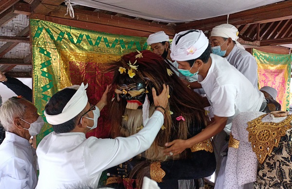 Walikota Jaya Negara Hadiri Upacara Ngeratep Lan Pasupati Sesuhunan Pura Desa Lan Puseh Desa Pakraman Oongan