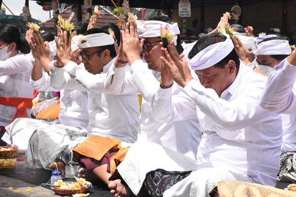 Jajaran Pemkot Denpasar Ngaturang Bhakti Penganyar Karya Pujawali Ngusaba Kedasa di Pura Ulun Danu Batur