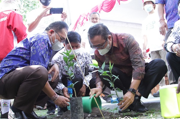 Kick Off Aksi Revolusi Mental Penanaman 10 juta Pohon Di Indonesia Walikota Jaya Negara Tanam Benih Pohon Pertama