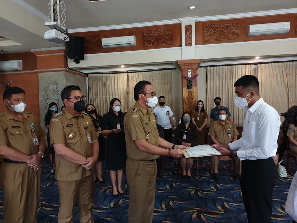 Walikota Jaya Negara Serahkan 630 SK Guru PPPK Tahap I 