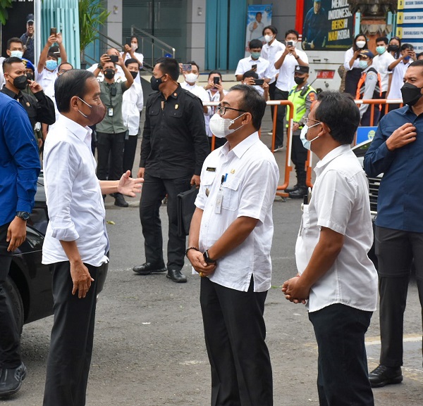 Walikota Jaya Negara Dampingi Presiden Joko Widodo Serahkan Bantuan Sosial di Pasar Kreneng 