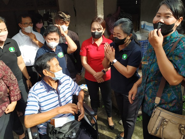 Kunjungi Lansia Ketua K3S Ny. Antari Jaya Negara Serahkan Kursi Roda dan Sarana Prokes.
