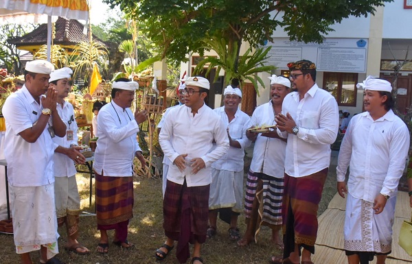 Walikota Jaya Negara Hadiri Pemelaspasan dan Mecaru PAUD, TK dan SMP Kesuma Sari, Banjar Pegok
