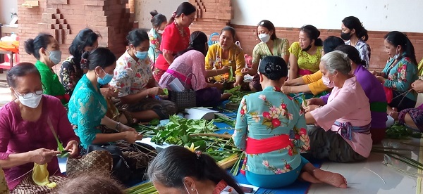 Desa Dangin Puri Kangin Gelar Pelatihan Membuat Banten Pecaruan. 
